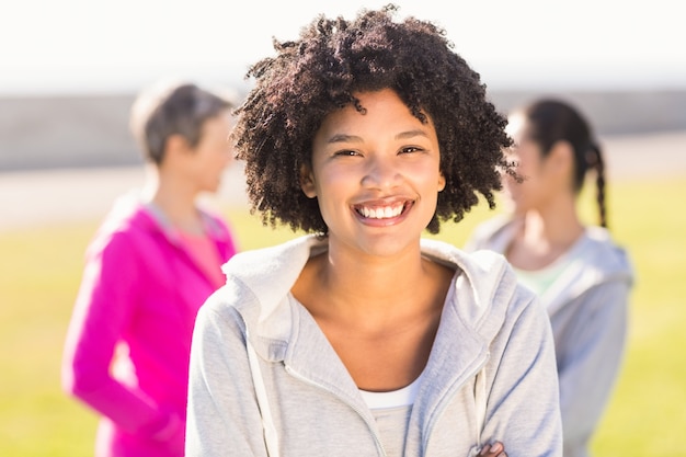 Glimlachende sportieve vrouw voor vrienden