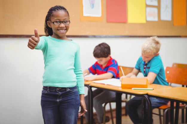 Glimlachende student met omhoog duimen