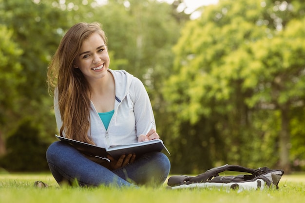 Glimlachende studentenzitting en holdingsboek