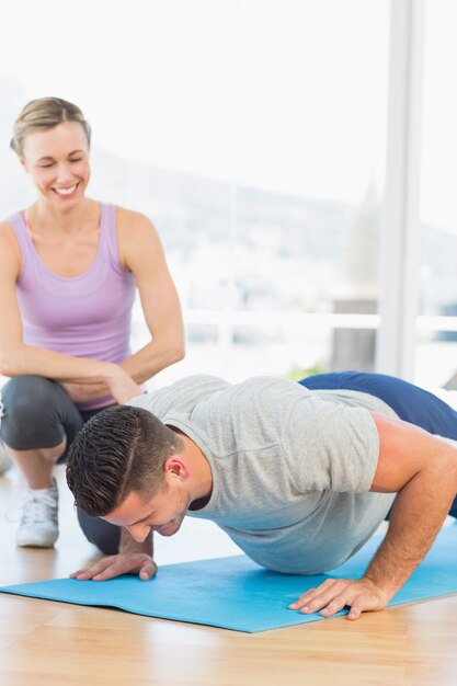 Glimlachende trainer bijwonende mens met duw UPS