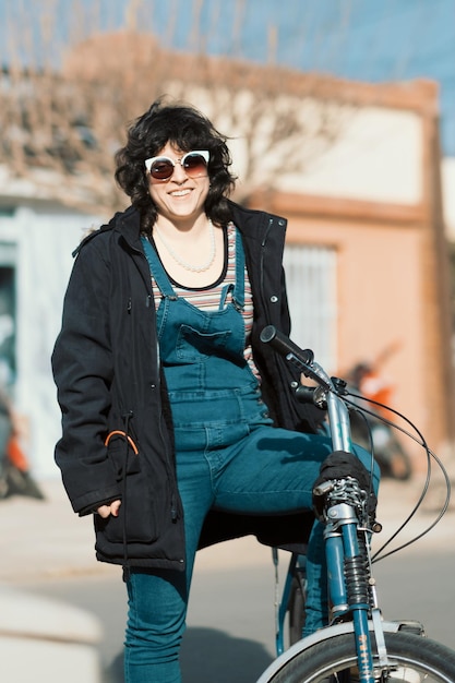 Glimlachende trendy vrouw op straat.