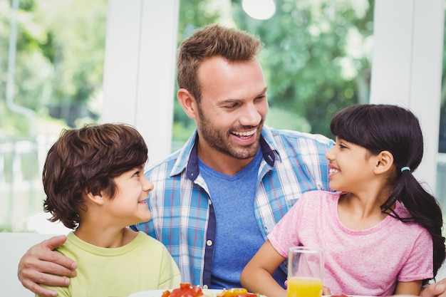 Glimlachende vader en kinderen