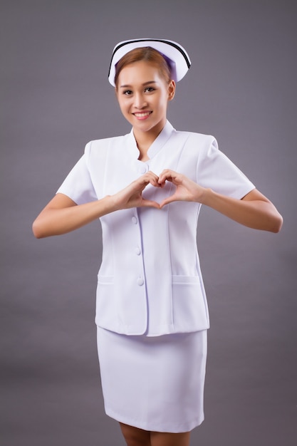 Glimlachende vriendelijke Aziatische verpleegster