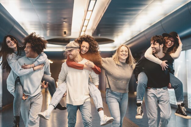 Glimlachende vrienden die in de metro lopen.