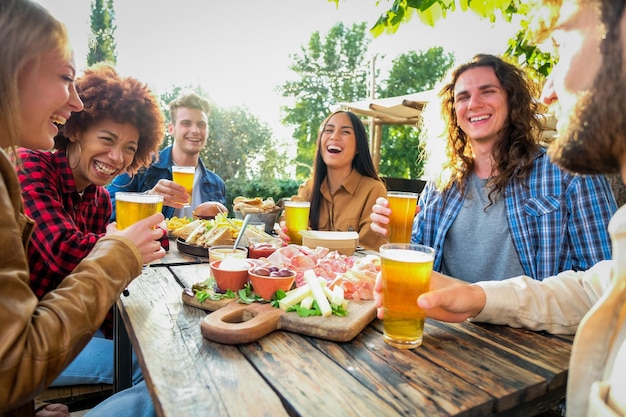 Glimlachende vrienden die op tafel drinken.