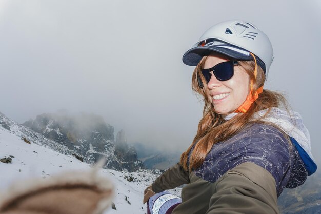 Glimlachende vrouw die buitenshuis een selfie maakt