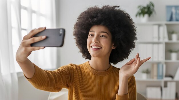 Glimlachende vrouw die een selfie maakt.