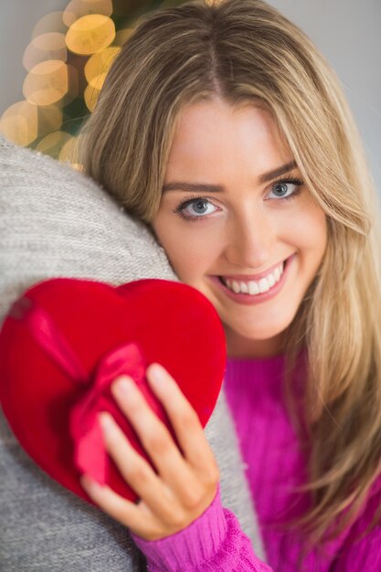 Foto glimlachende vrouw die haar vriend koestert