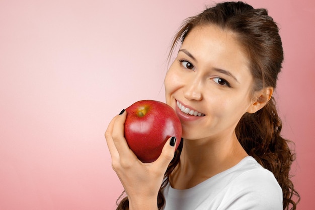 Glimlachende vrouw die rode appel houdt