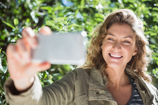 Glimlachende vrouw die selfies neemt