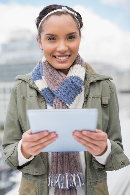 Glimlachende vrouw die tablet gebruikt