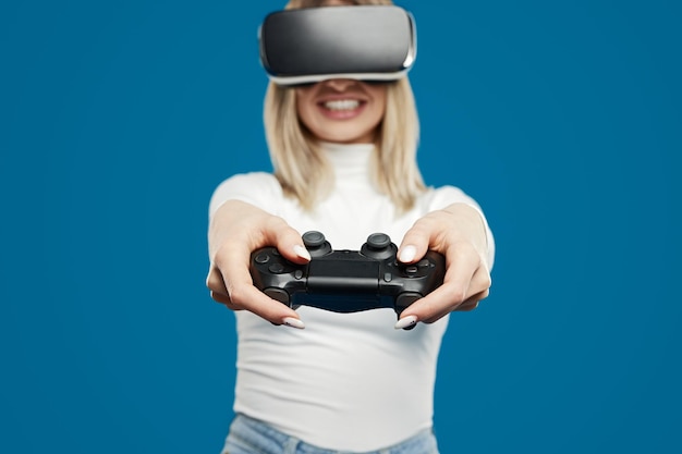 Glimlachende vrouw die videogame speelt in vr-bril