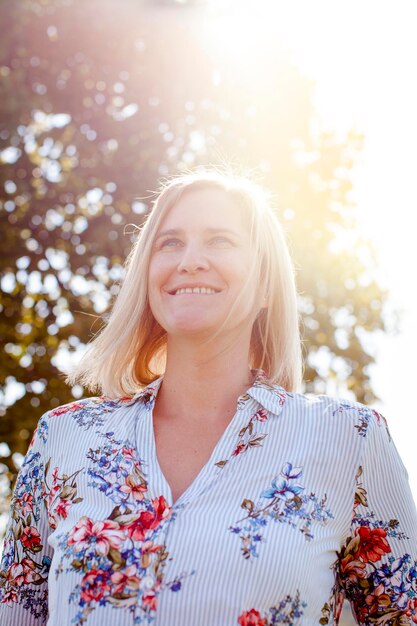 Foto glimlachende vrouw die wegkijkt.