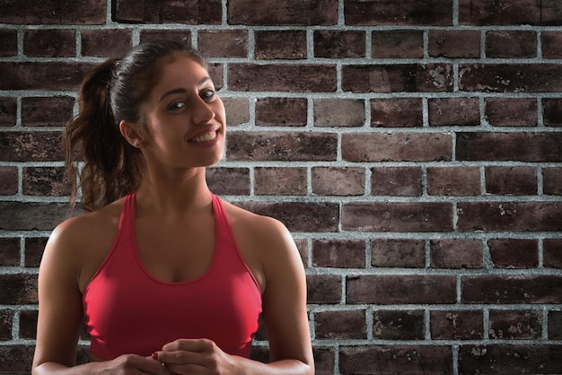 Glimlachende vrouw in de sportschool klaar om fitnessles te beginnen