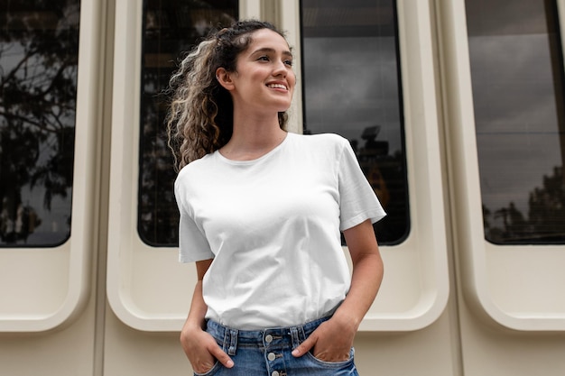 Glimlachende vrouw in wit T-shirt