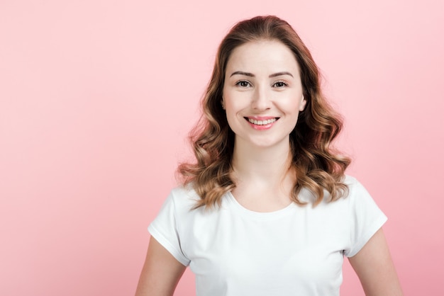 Glimlachende vrouw in witte t-shirt.