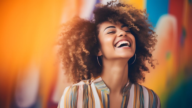 glimlachende vrouw met afro haar en hoepel oorbellen voor een kleurrijke muur Generatieve AI