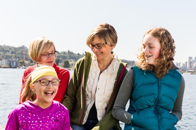 Foto glimlachende vrouw met dochters