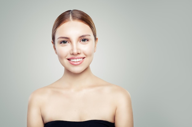 Glimlachende vrouw met een gezonde huid Jong perfect model gezicht Gezichtsbehandeling huidverzorging en cosmetologie concept