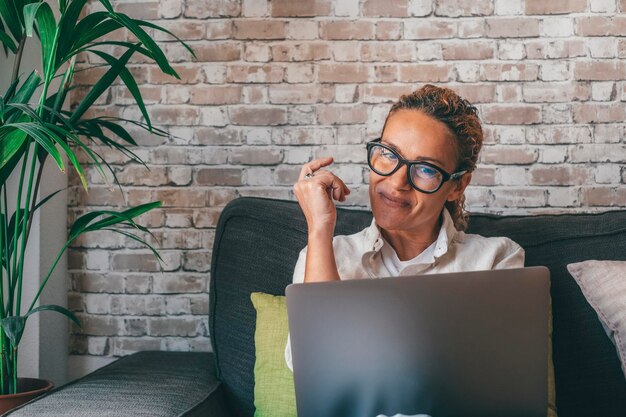 Glimlachende vrouw met een laptop op kantoor