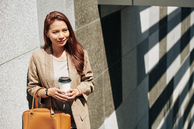 Glimlachende vrouw met koffiekop