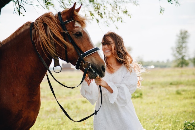 Glimlachende vrouw met paard op het veld