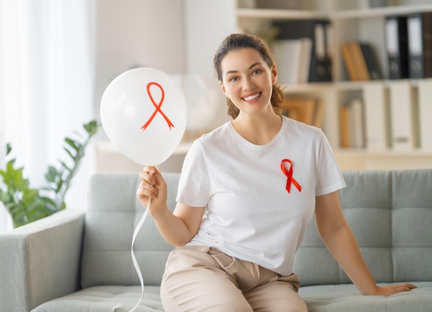 Glimlachende vrouw met rood satijnen lint