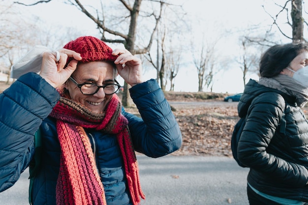 Foto glimlachende vrouw met warme kleding in de winter