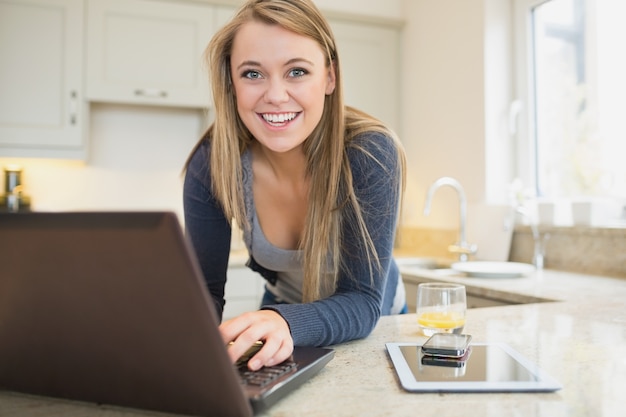 Glimlachende vrouw op laptop