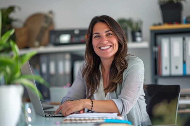 Glimlachende vrouw zit aan haar bureau in het kantoor gelukkige zakenvrouw zit in het kantoor