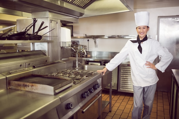 Foto glimlachende vrouwelijke kok in de keuken