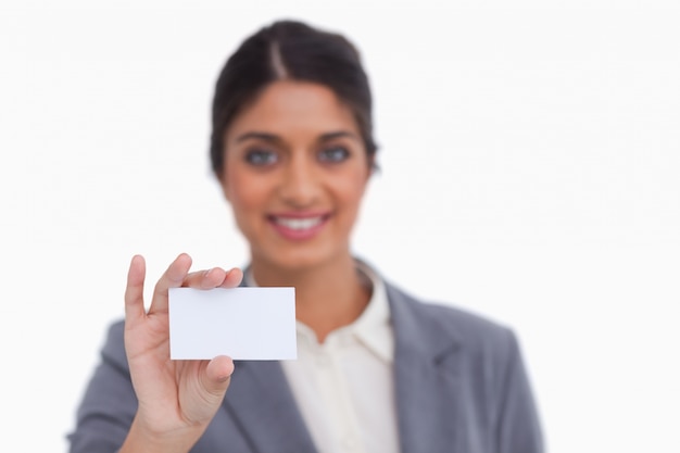 Glimlachende vrouwelijke ondernemer die haar adreskaartje toont
