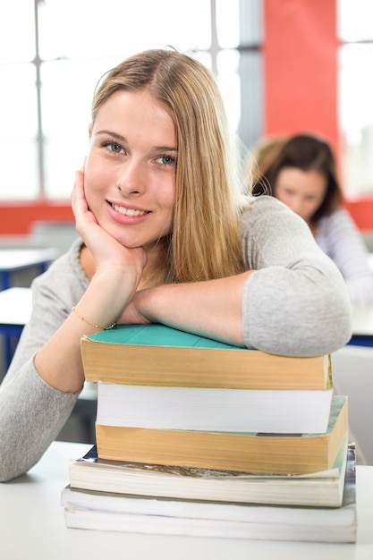 Glimlachende vrouwelijke student in klaslokaal