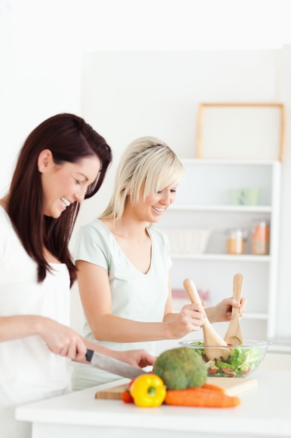 Glimlachende Vrouwen die diner voorbereiden