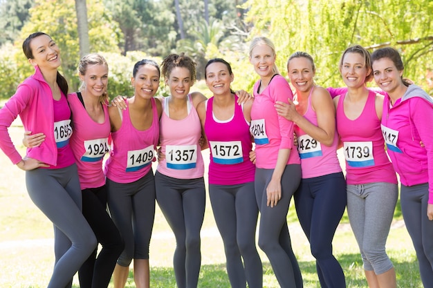 Glimlachende vrouwen die voor de voorlichting van borstkanker lopen