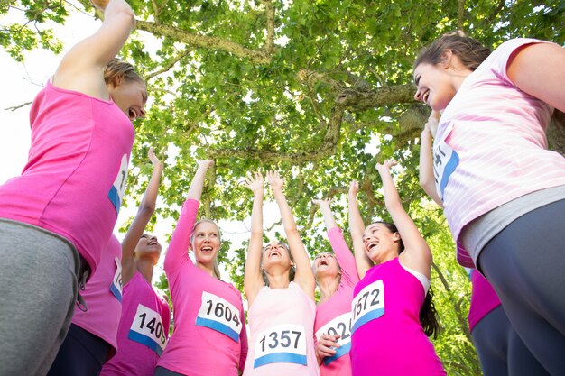 Foto glimlachende vrouwen die voor de voorlichting van borstkanker lopen