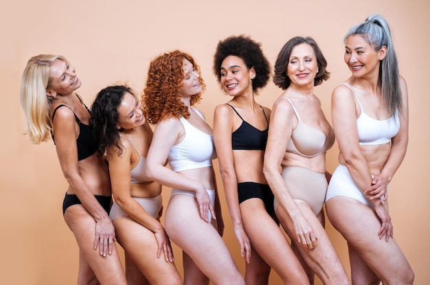 Glimlachende vrouwen in lingerie tegen een gekleurde achtergrond