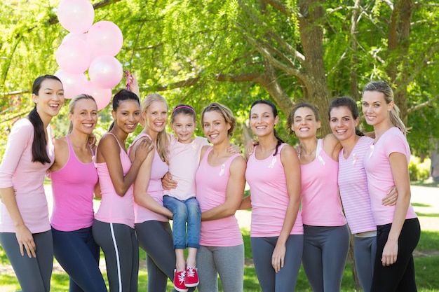 Glimlachende vrouwen in roze voor de voorlichting van borstkanker