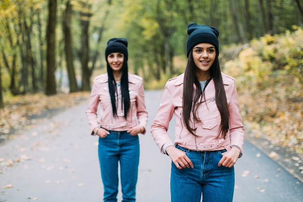 Glimlachende vrouwen op de herfstweg