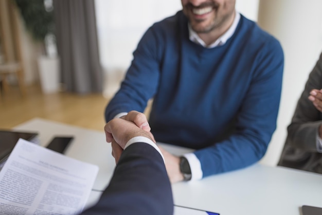 Glimlachende zakenman en ondernemer die zijn hand aanbieden aan zijn nieuwe zakenpartner