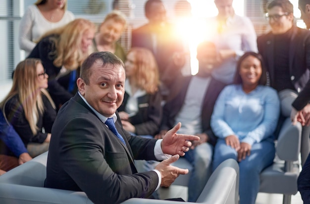 Foto glimlachende zakenman en zijn groot internationaal commercieel team.