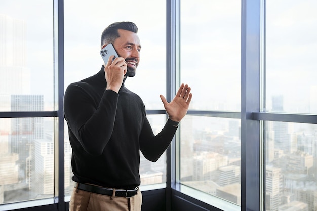 Glimlachende zakenman praten op zijn smartphone