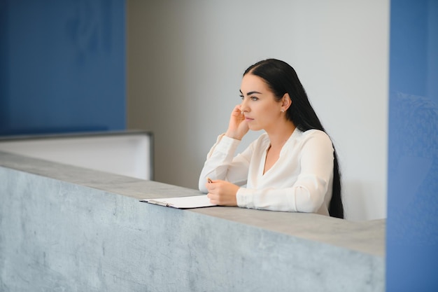 Glimlachende zakenvrouw bij de receptie