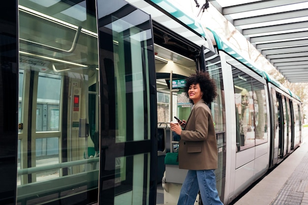 Glimlachende zakenvrouw die de tram ingaat