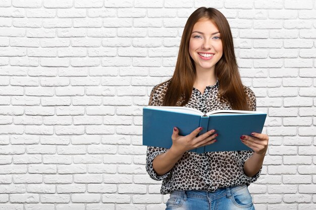 Glimlachende zakenvrouw met stapel boeken