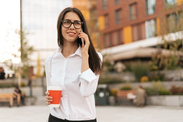 Glimlachende zakenvrouw praten over de telefoon