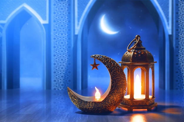 Glinsterende gouden halve maan met ster lantaarn en Arabische lantaarn in de moskee deur boog