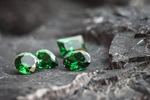 Glinsterende natuurlijke groene saffier edelstenen op een ruig rotsoppervlak