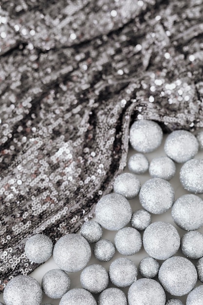 Palline d'argento glitterate e tessuto di paillettes