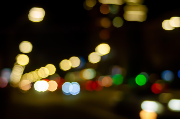 Glitter van licht van autokoplampen Wazig beeld van het licht van straatlantaarns en koplampen